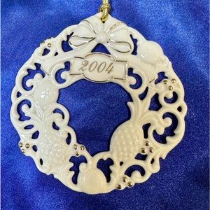 Lenox Annual 2014 Wreath Ornament. With 24kt Gold Detail